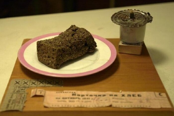 Состав блокадного хлеба был следующим: ржаная мука (обойная или вообще любая из тех, что были под рукой) – до 75%, целлюлоза пищевая – до 10%, жмых – до 10%, остальное – это обойная пыль, выбойки из мешков или хвоя. Источник: pinterest.ru