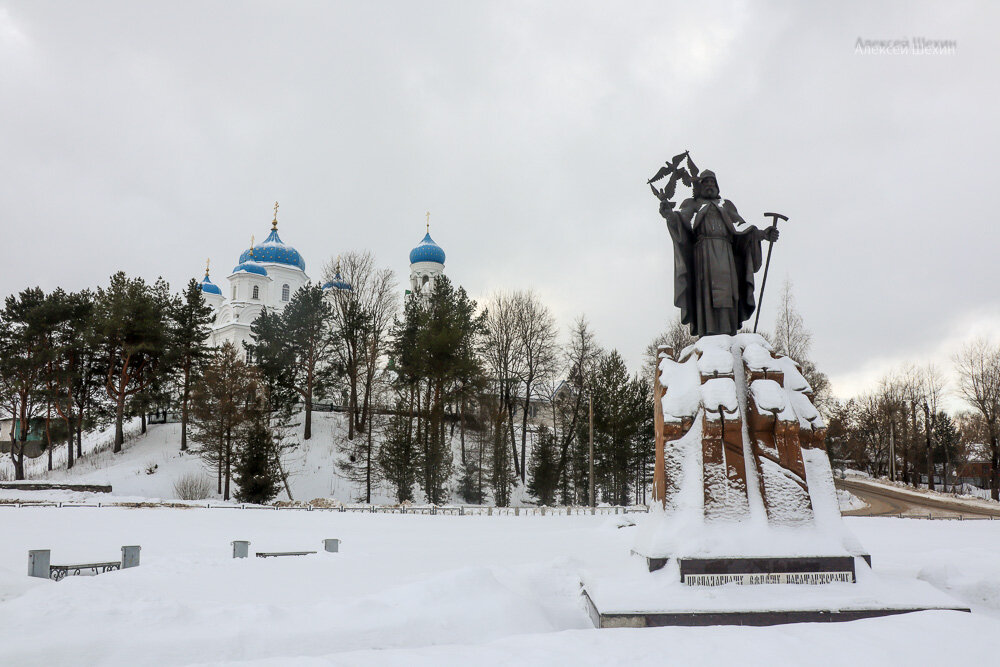 Церковь Михаила Архангела и памятник Ефрему Новоторжскому
