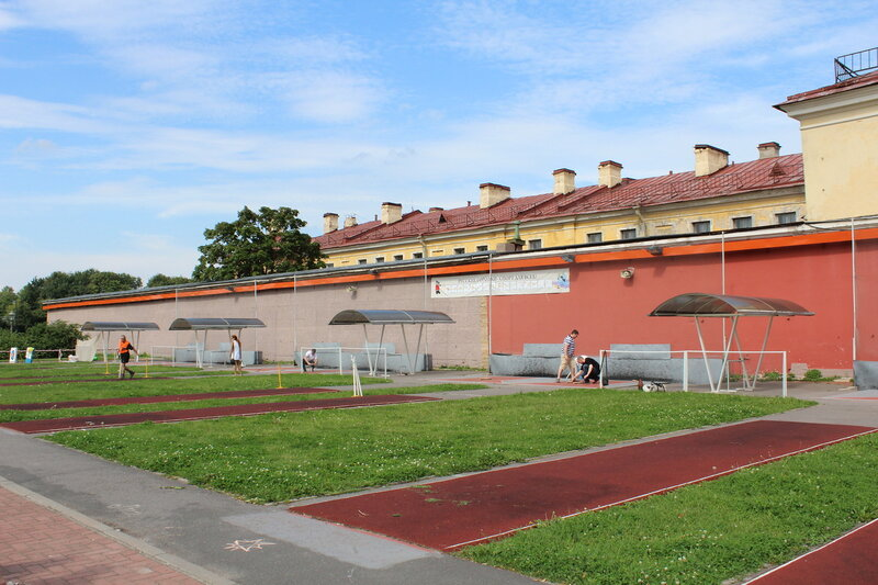 Расположенные тут же городошные площадки здесь явно лишние