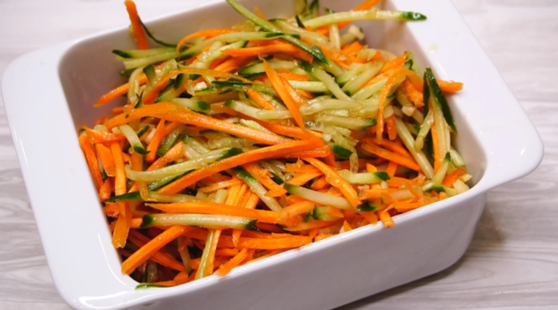 Салат с морковью. Салат из моркови с огурцом. Корейский салат из огурцов и моркови. Салат из моркови. Салат из моркови с огурцом.