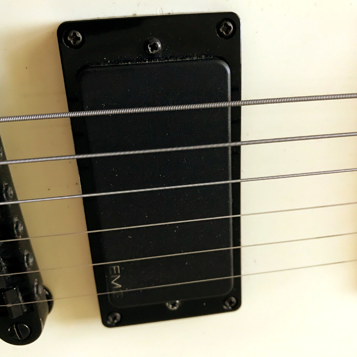 Внешне струны не похожи ни на эликсиры, ни на Эрни Боллы - они заметно темнее. Разумеется, никакого покрытия струны не имеют. На упаковке заявляется, что струны имеют 6-угольный сердечник и круглую обмотку. В общем, стандарт.