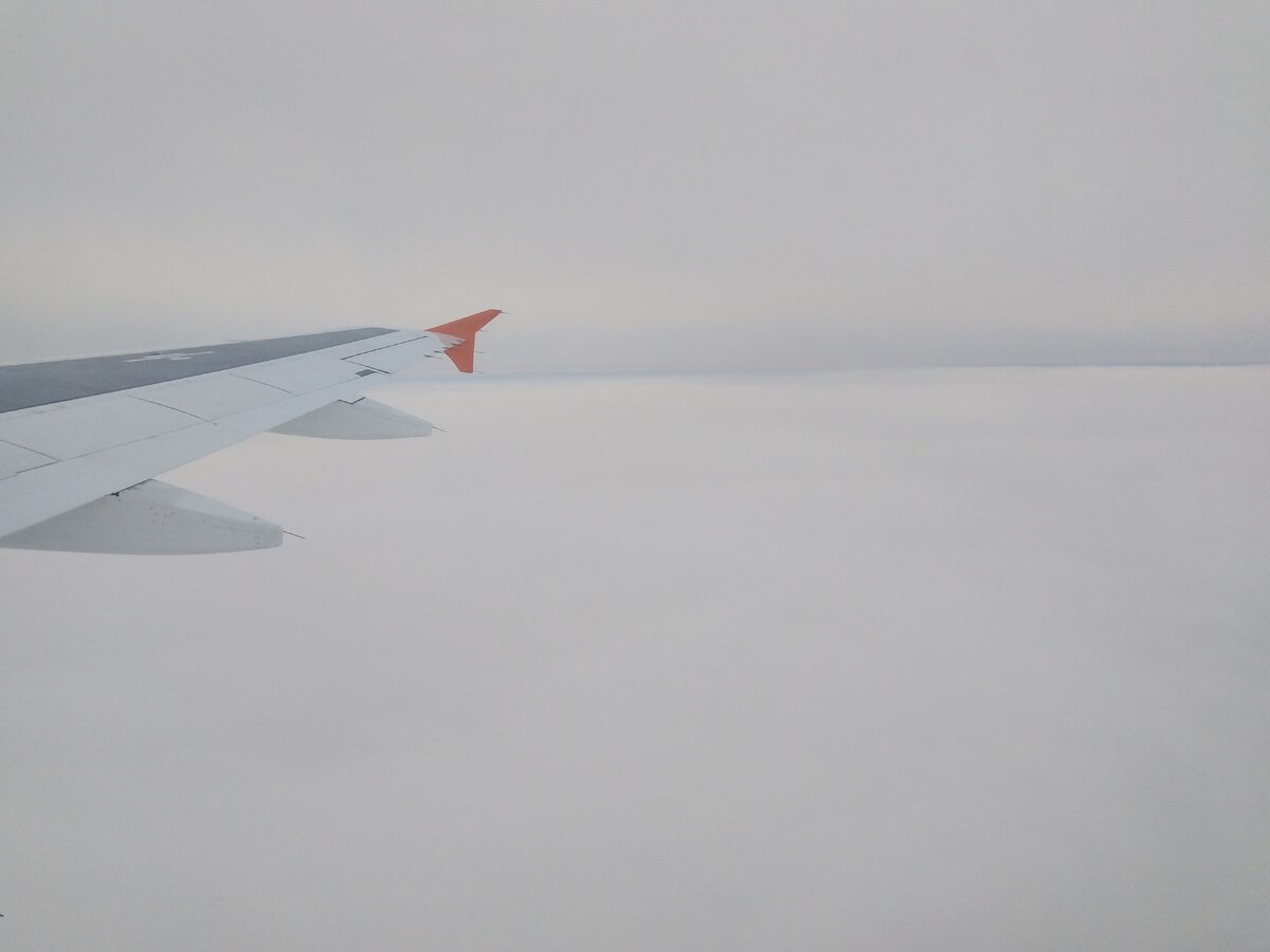 Над Приморьем в наборе высоты, между слоями облачности.