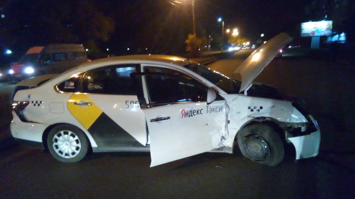 После оформления ДТП, подвязали дверь и бампер, поставив запасное колесо, спокойно от буксировали Альмеру домой. 