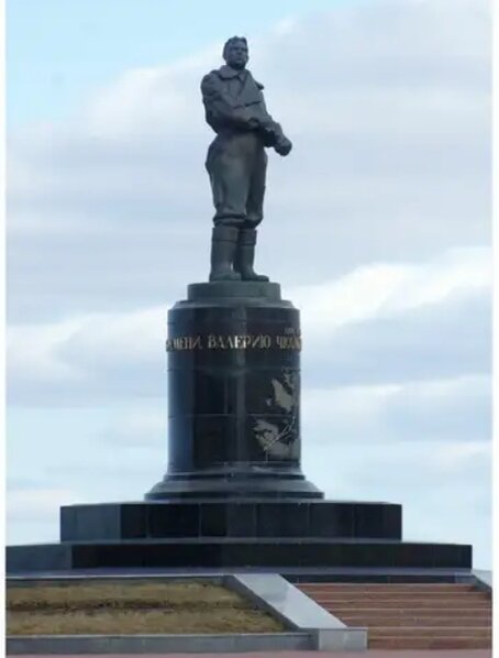 Памятник Валерию Чкалову.