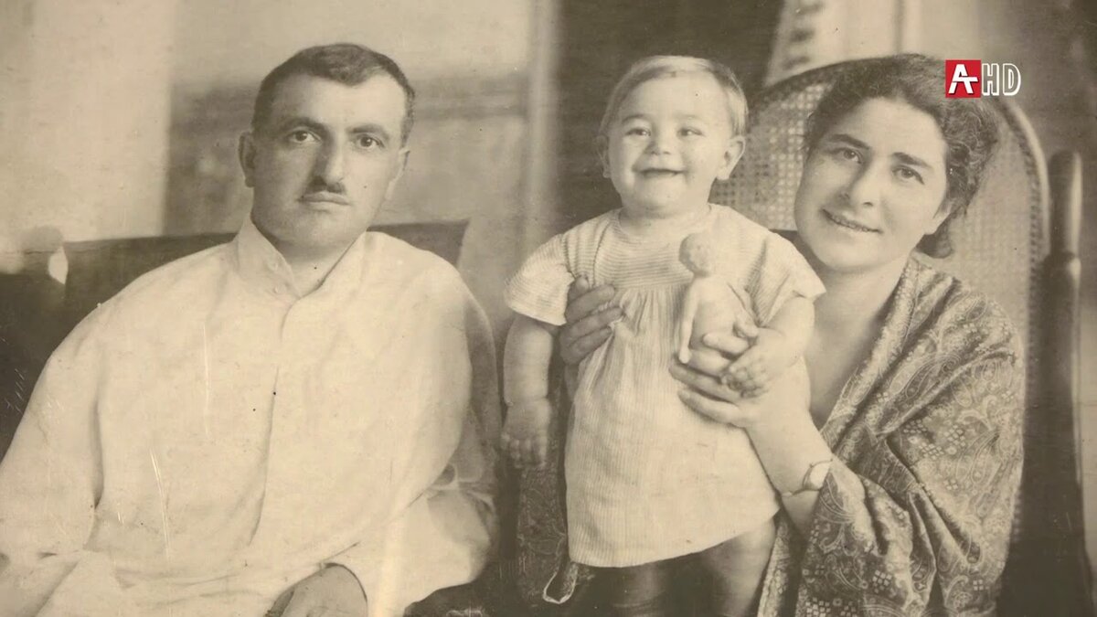 Зосим Николаевич Бениа ‒ видный сподвижник Нестора Лакоба, председатель Гудаутского уездного ревкома, затем в разное время был наркомом почт и телеграфов, наркомом земледелия, директором Абхазлеса, управляющим Сельхозбанком Абхазии. Был репрессирован. Посмертно реабилитирован.