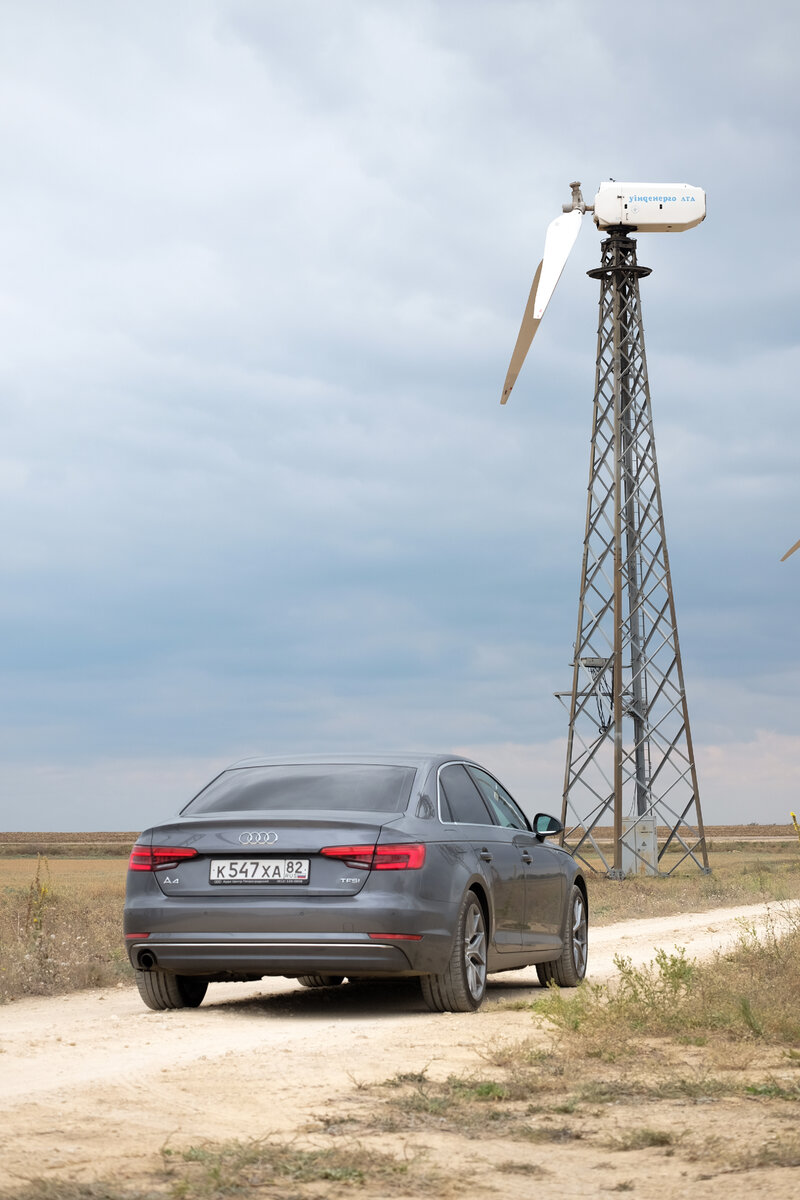 Возле ветряков на западном побережье Крыма 