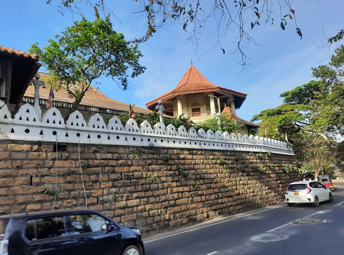 Монастырь и озеро Канди, листайте!