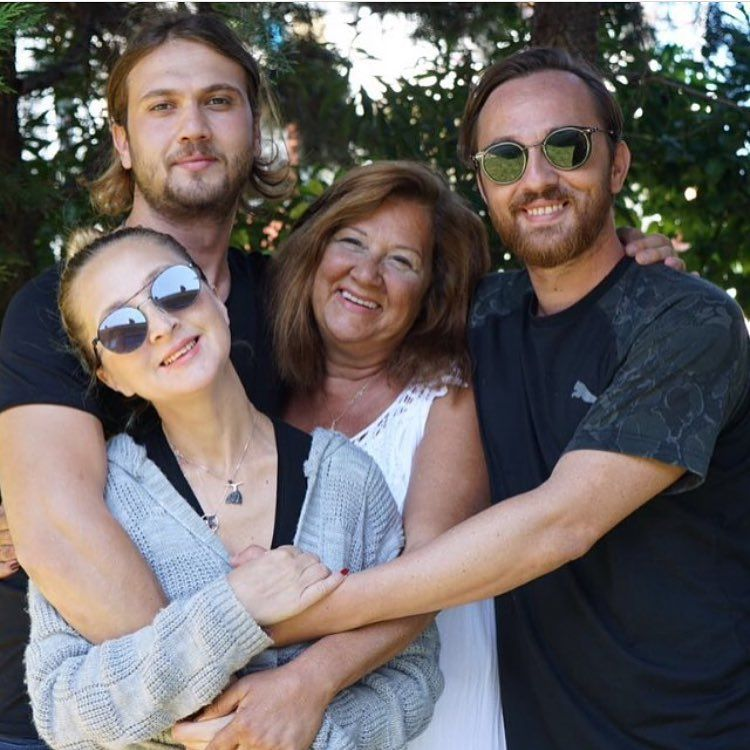 Арас Булут Ийнемли с семьёй