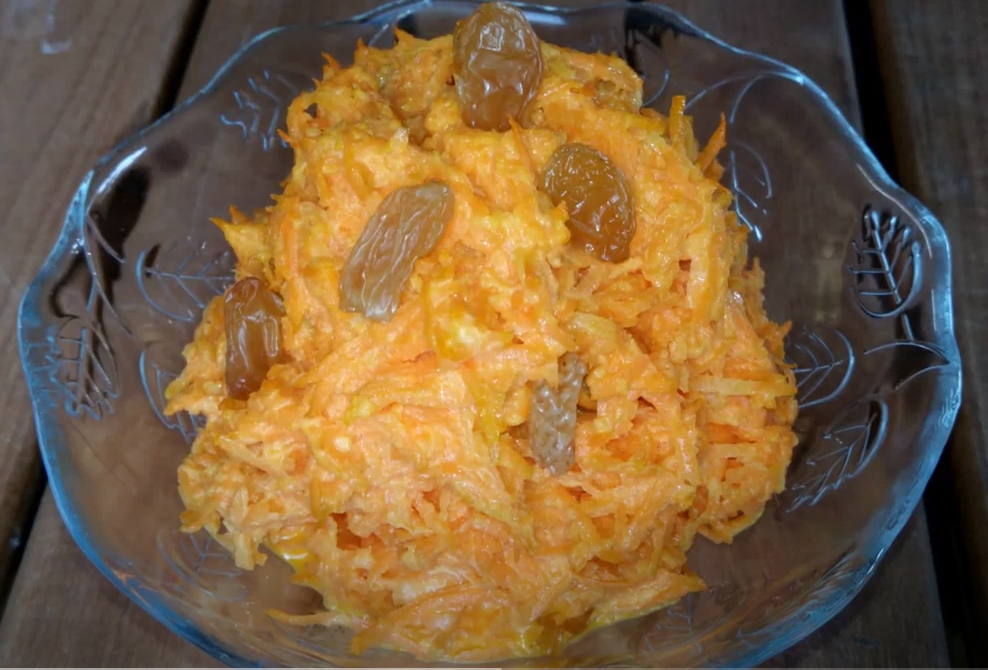 Легкий салат из моркови с чесноком и изюмом, который добавляет пикантную нотку. (фото автора) 