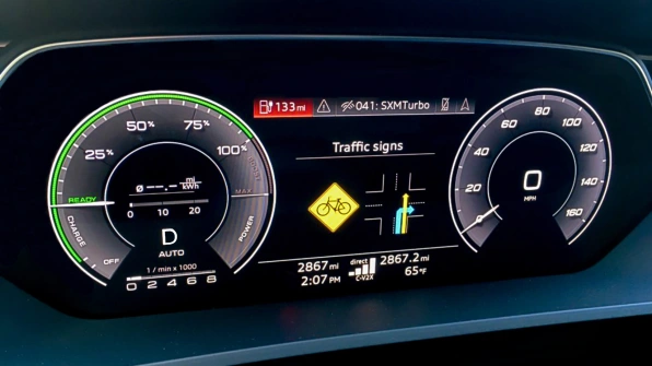 Audi показывает, как будет выглядеть датчик на приборной панели. 