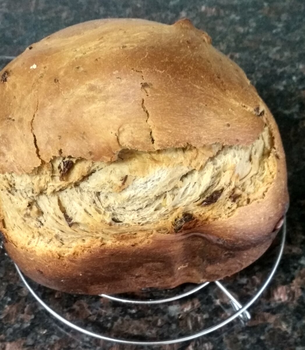 Кулич после выпечки, его теперь ждет украшение глазурью. Фото из архива автора