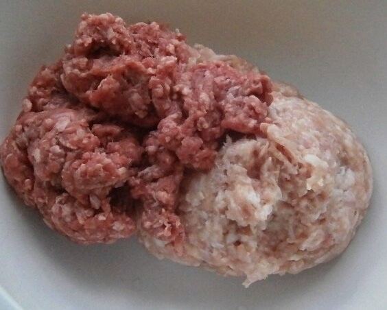 В фарше смешиваем говядину и свинину для сочности - без жирка колбаски получатся суховатыми.