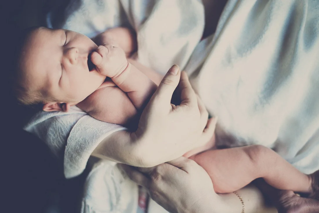 Фотосессия с новорожденным. Мама и новорожденный. Новорожденный на руках. Фотосессия мама и новорожденный.