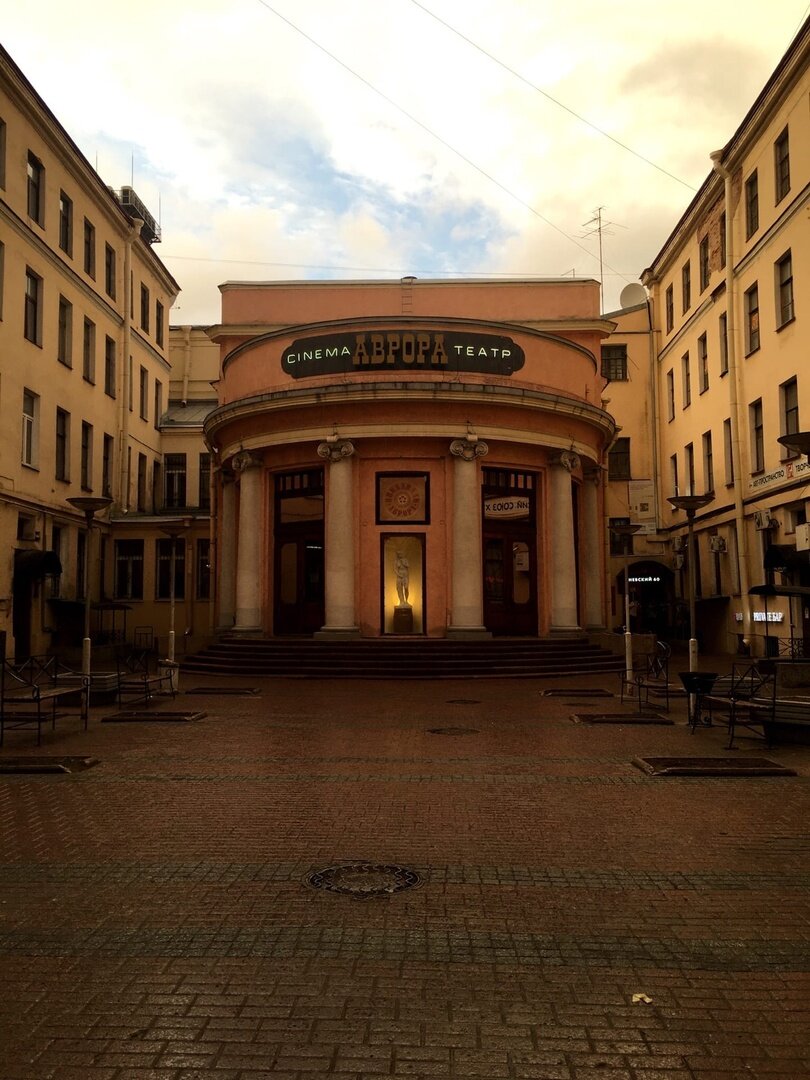 Главный вход в кинотеатр