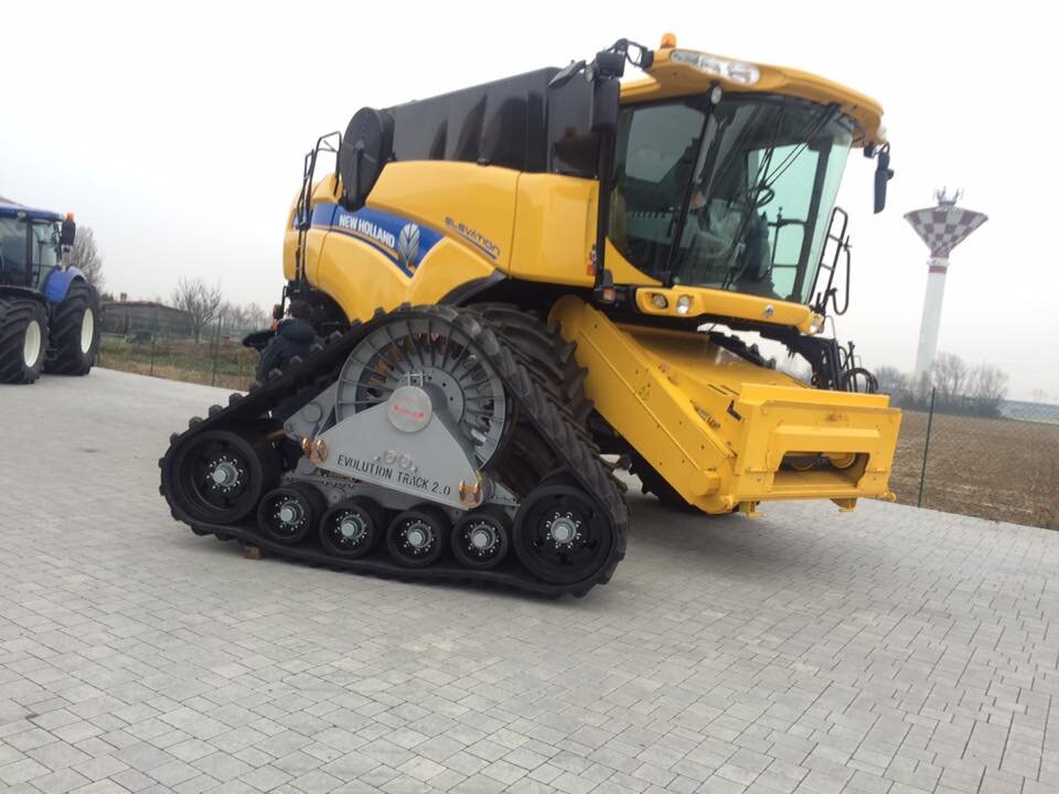 Комбайн New Holland с системой гусеничного хода Evolution