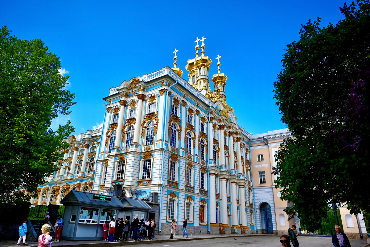 Красотища! Вот чувствуется: - "На стене висят великих лики"... 