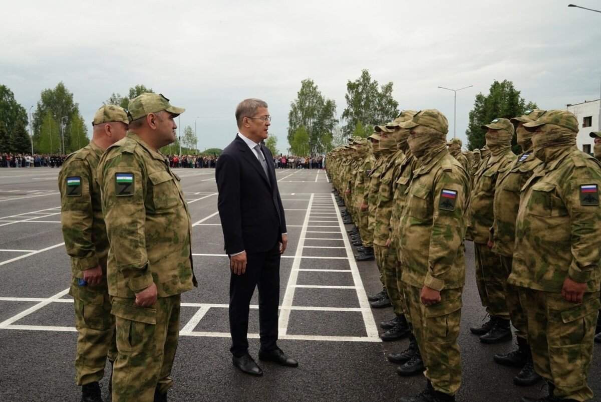 Глава РБ Р.Хабиров на проводах батальона. Фото из открытых источников.