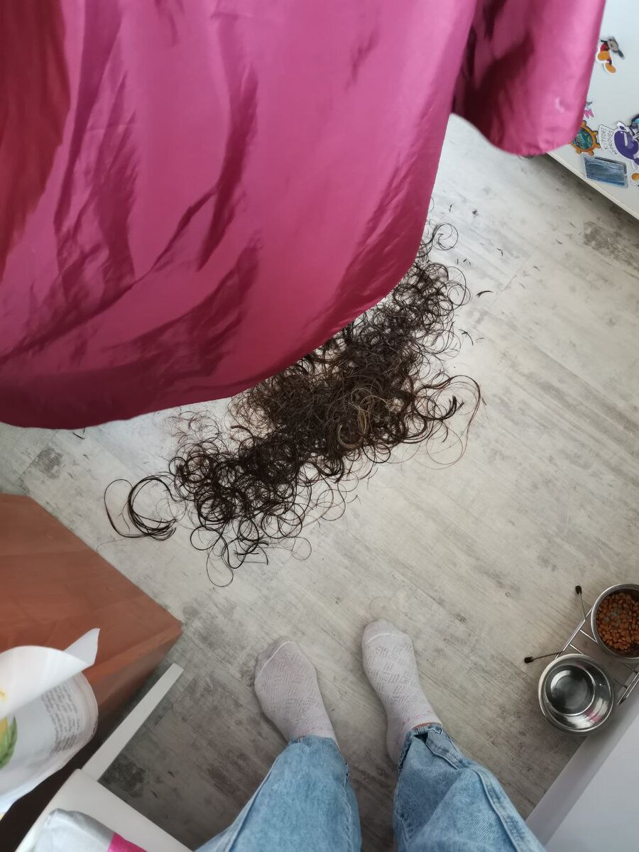 Это я отрезала косы соседке и меняю ее образ кардинально