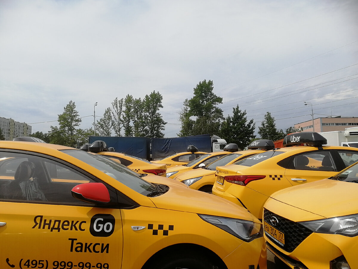 Совершенно новые автомобили под такси в таксопарке летом 2022.