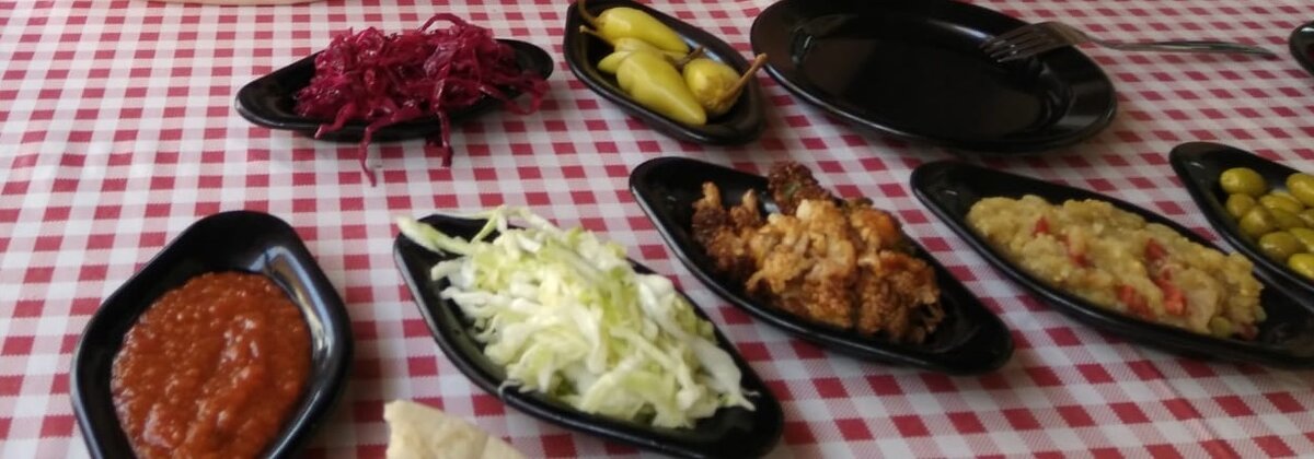 Разнообразные закуски к мясному блюду в кафе