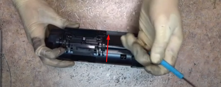 Фото 5. Отводим крышку вниз