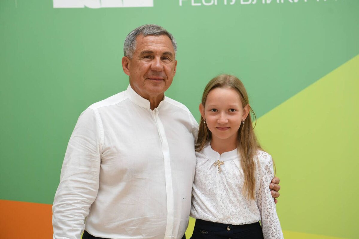 Минниханов Рустам Нургалиевич с победительницей челленджа в Round Созоновой Викторией