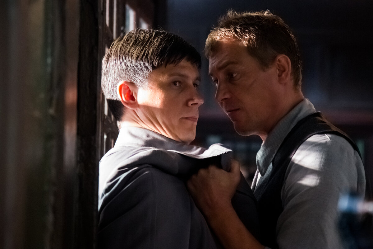 По мере расследования преступлений в сериале «Молчание» между следователем Казанцевым и Ганиным пробегает кошка, уместнее было бы сказать «черная кошка» - их диалоги начинают сильно напоминать идейные споры Жеглова и Шарапова.
