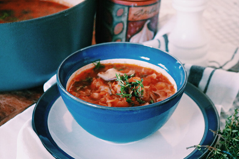 Армянский суп с фасолью. Армянский суп с фасолью. Армянский суп с красной фасолью. Фасолевый суп армянский. Галина кухня фасолевый суп.