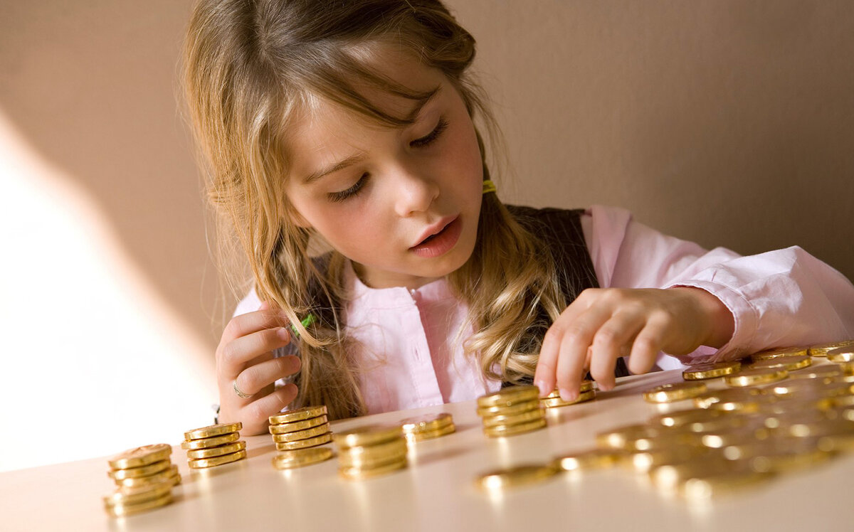 Ребёнок считает деньги. Источник: flipboard.com