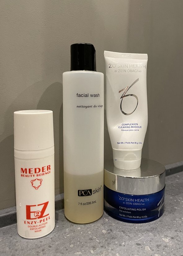    На фото: Маска энзи-пил Meder Beauty Science; Очищающее средство Facial Wash, PCA Skin; Очищающая маска, выравнивающая цвет кожи Skinhealth Complexion Clearing Masque, Zein Obagi; Полирующее средство с отшелушивающим действием Zein Obagi