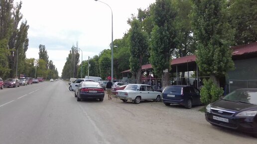 Легендарная дорога, раньше была главной на полуострове. А здесь всё, как в старые добрые времена. Продавцы вдоль дороги, сувениры, кафе...