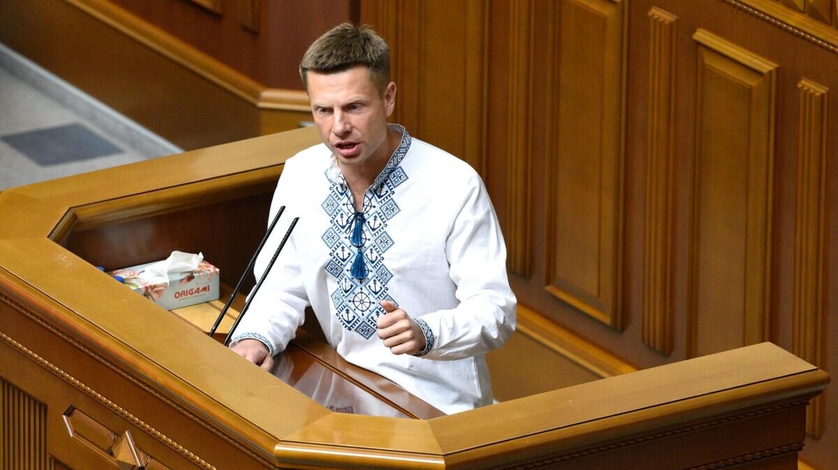    Депутат Алексей Гончаренко на торжественном заседании Верховной рады Украины по случаю 30-й годовщины принятия Декларации о государственном суверенитете Украины© РИА Новости / Стрингер