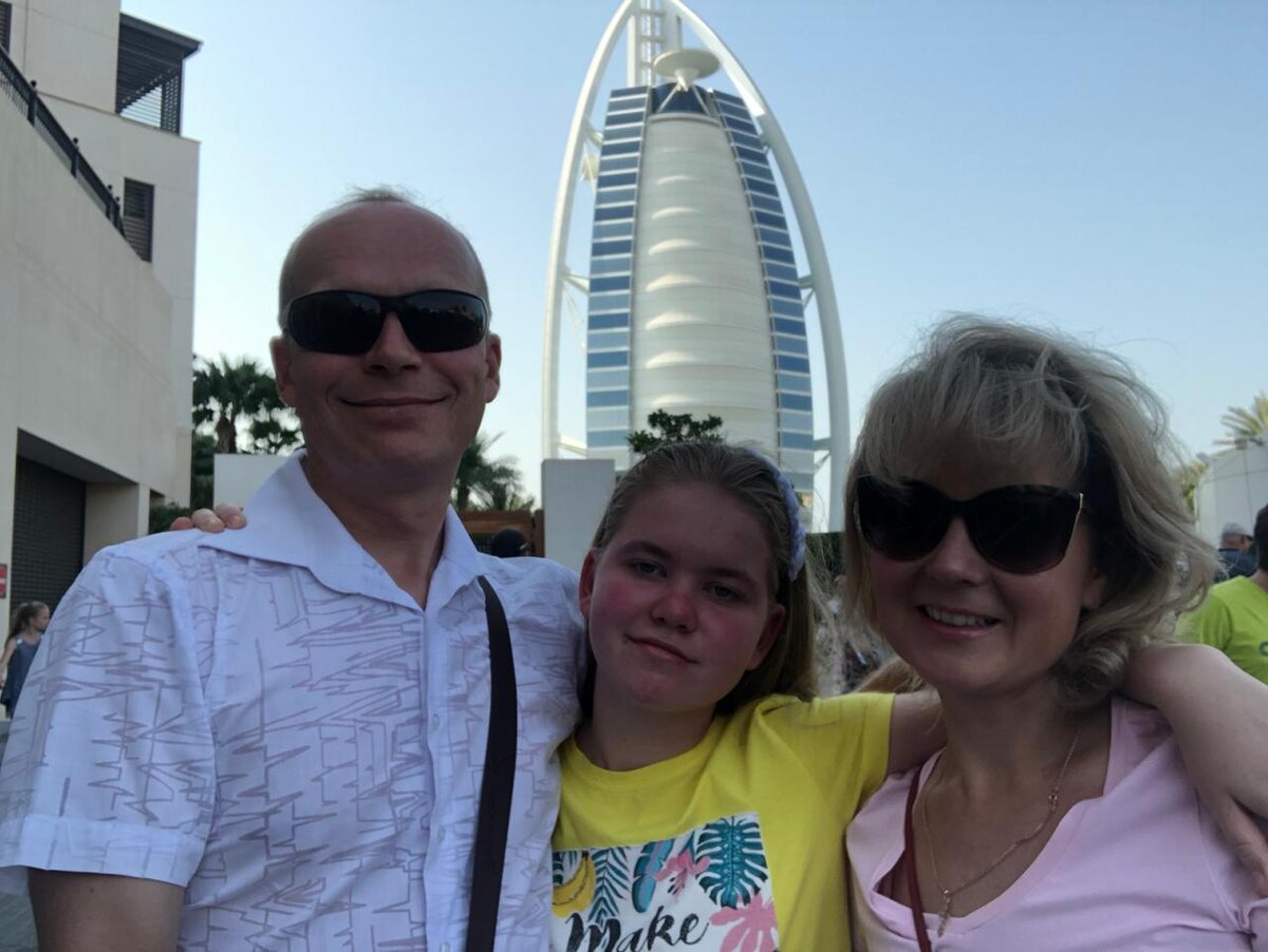 Павел, Ирина и Настя Бочкаревы перед входом в Wild Wadi Water Park на фоне "Паруса".