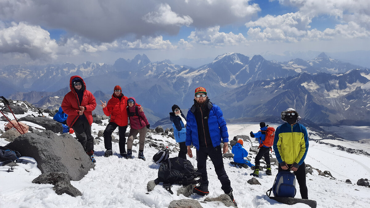 Фото нашей команды со Скал Пастухова (высота ~4750 метров)