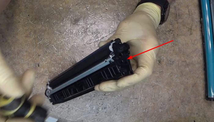 Фото 49. Очищаем ролик проявки при помощи сервисного пылесоса