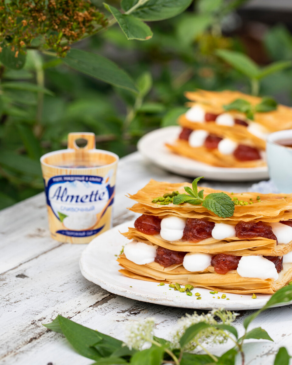 Тонкие и хрустящие слои в нашем пирожном удались из-за теста, которое мы используем. Берите именно фило, а не слоеное