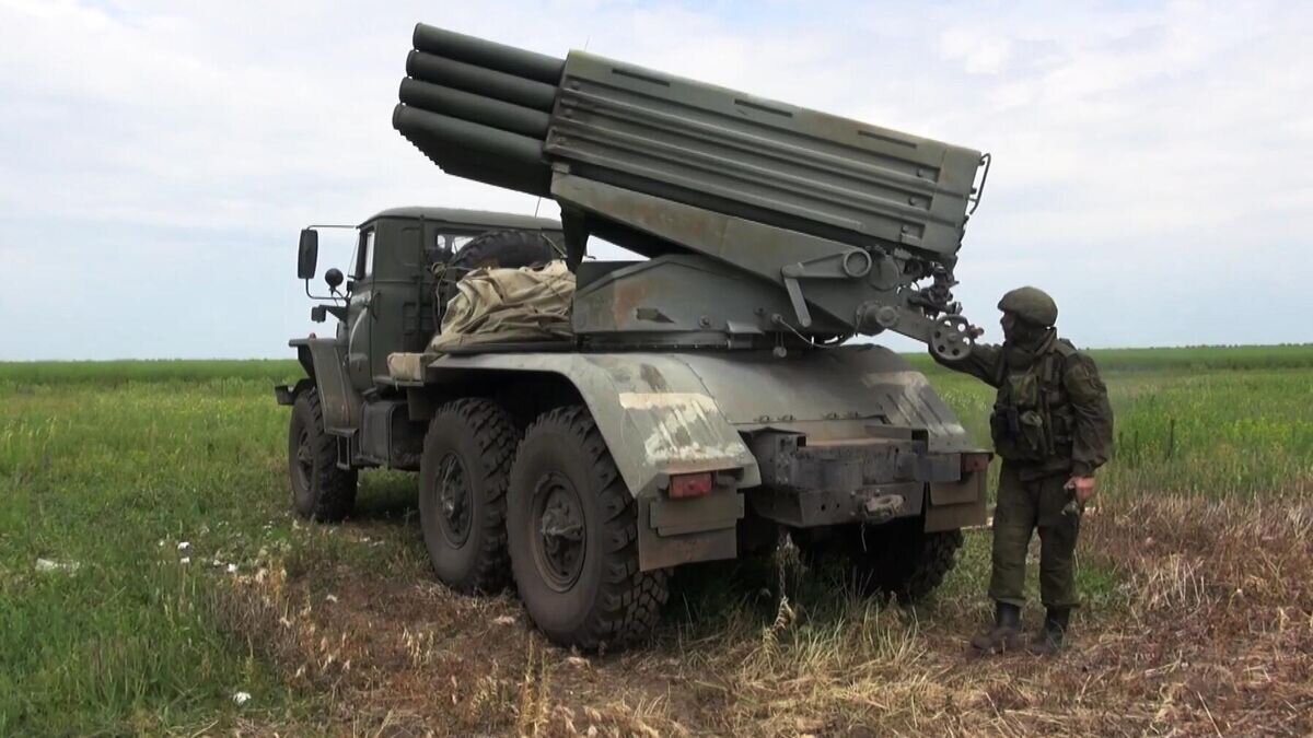    Военнослужащий подготавливает к стрельбе РСЗО "Град" в ходе специальной военной операции© Министерство обороны РФ