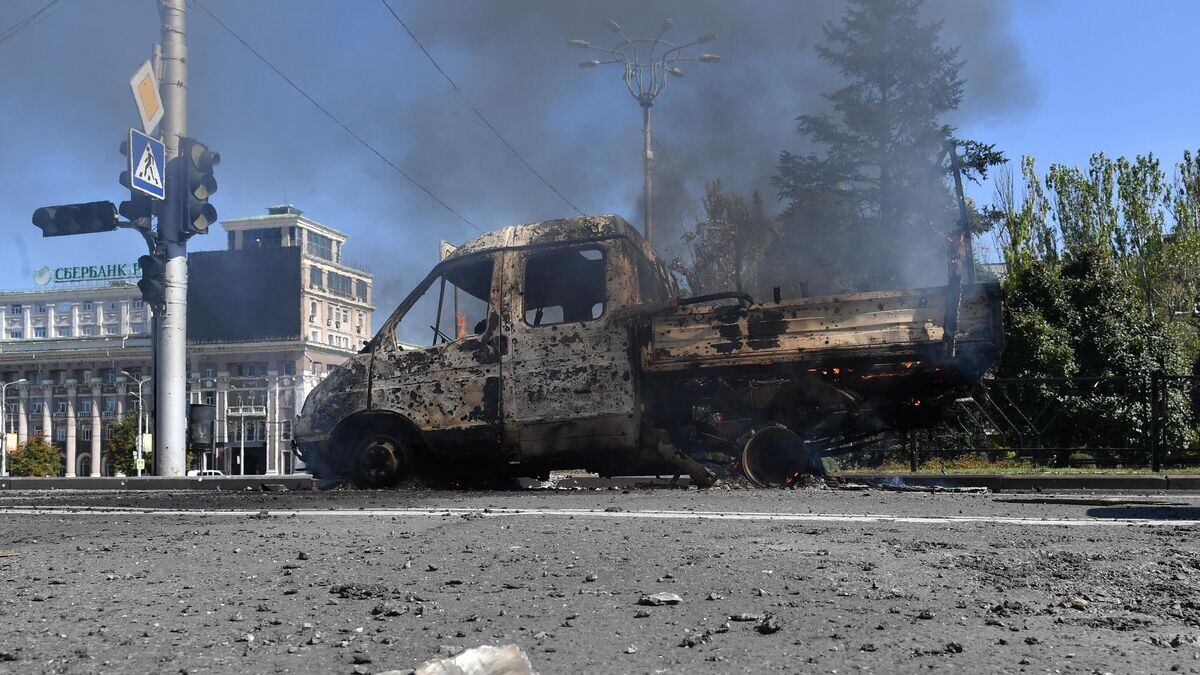    Сгоревший автомобиль в результате обстрела центральной части города Донецка со стороны вооруженных сил Украины© РИА Новости / РИА Новости