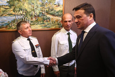    Губернатор Московской области Андрей Воробьев награждает офицеров-добровольцев, отправившихся на Донбасс © Антон Чернов, «Подмосковье Сегодня»