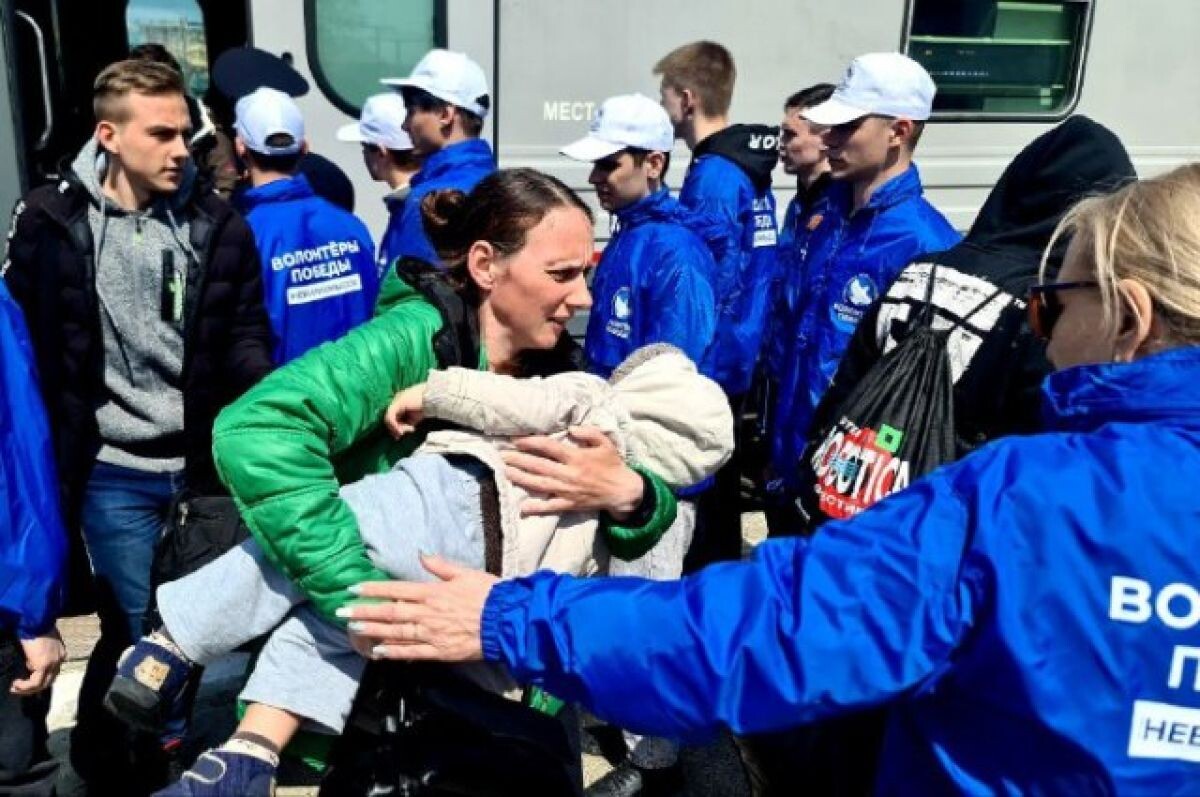    Беженцев из Донбасса отправили спецрейсом из МинВод в Ханты-Мансийск