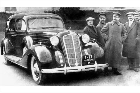  генеральный секретарь ЦК ВКП(б) Иосиф Сталин и народный комиссар, министр иностранных дел СССР Вячеслав Молотов (второй справа). Фото из архива ФСО России 

