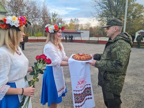    Встреча российских военных в Белоруссии. Фото с сайта МО республики.