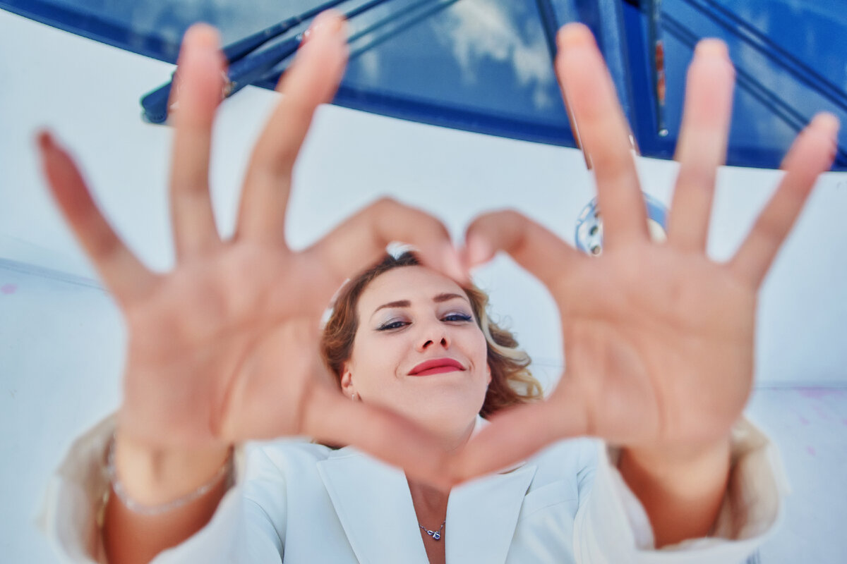 Часто в общении друг с другом мы фиксируем внимание на состоянии другого человека, а не на своём. И наша энергетика может повернуть при этом совсем не в ту сторону, в которую нам бы хотелось. А бывает, что мы и вовсе уходим мыслями в масштаб целого мира, и это порой повергает нас в ужас. И вот мы уже не можем управлять ни своими мыслями, ни состоянием.
⠀
Давайте зададимся вопросом, можем ли мы научиться управлять своим внутренним состоянием? И зачем нам это делать?
⠀
Да, можем. И вопрос «зачем» в этом случае — главный и решающий. Потому что он напрямую касается нашего личного выбора. Если мы спросим себя, что нас разочаровывает или огорчает, то поймём, что чаще всего речь идёт о наших ожиданиях. Любых: ожидали, что в стране будет спокойно и прекрасно, что ребёнок будет хорошо учиться, что получится в ближайшее время заработать денег, ещё что-то — но всё происходит не так, как нам хочется. И это погружает нас в чувство безысходности.
⠀
Ожидания всегда живут на уровне «что-то получить». Очень редко мы ощущаем радость и кайф, отдавая что-то. И не для того, чтобы получить что-то взамен, а просто отдать. И получить от этого заряд энергии.
⠀
Но именно тогда, когда нам плохо, и мы осознаём, что наше состояние связано с тем, что не подтвердились наши ожидания — это прекрасно! Потому что состояние на самом деле не бессмысленно. Это маркер того, что внутри нас меняется глубинная основа смысловых ценностей. Наше тело, наша душа как бы говорят — все, больше нет сил опираться на ожидания. От себя, от других, от мира.
⠀
На что опереться? И тут мы можем осознать, что можно открыть в себе чувство опоры на ощущении того, что я что-то даю. Я МОГУ ДАТЬ. Кусочек доброты, хороших слов, хороших мыслей.
⠀
И тут окажется, что это и есть те смыслы, те ценные состояния, которые стоит тренировать, раскрывать себя как сущность, которая пришла в этот мир, чтобы делиться, отдавать другой чувственно-эмоциональный заряд, помимо ожиданий.
⠀
То, что я могу дать — это и есть ценность на высоком уровне реализации. Подумайте о том, что вы можете совершить другой эмоциональный выбор — выбор в сторону «+». И навсегда изменить ваше состояние