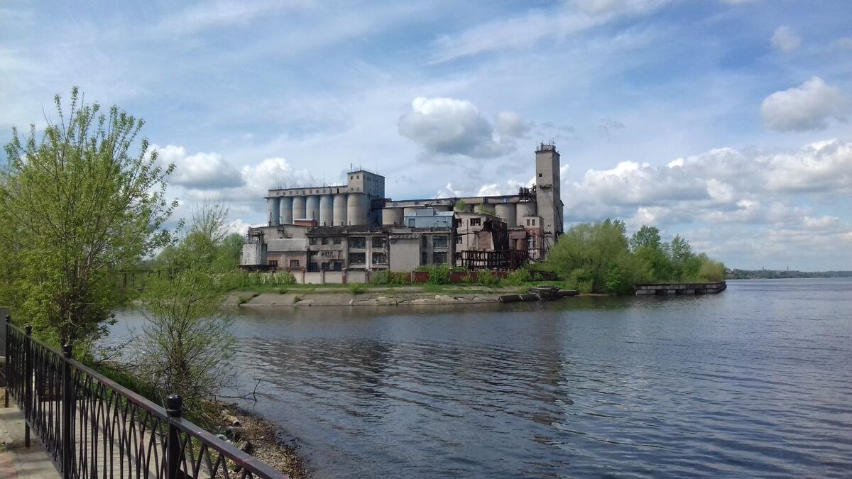 Это страшное находится вроде где-то в Костроме, но точно по пути к ней...