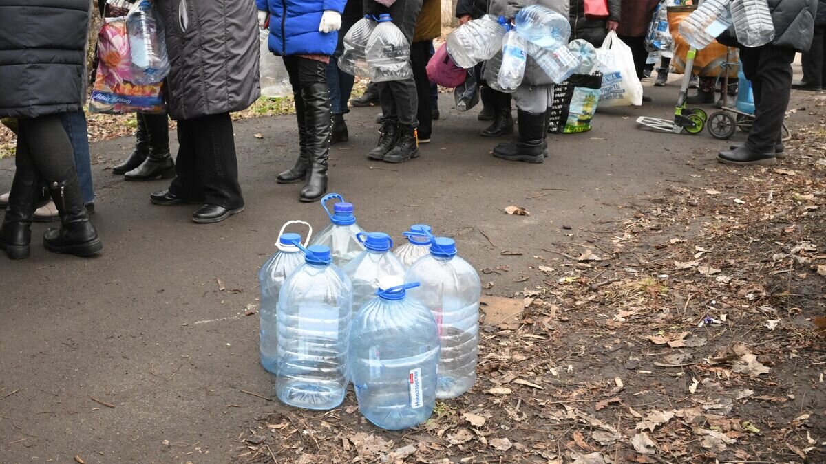    Люди стоят в очереди за водой в Кировском районе Донецка© РИА Новости / Илья Питалев