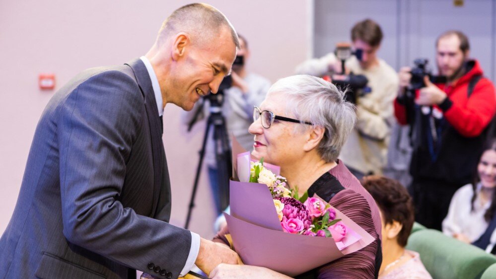    Глава Сургутского района поздравил родную школу с юбилеем