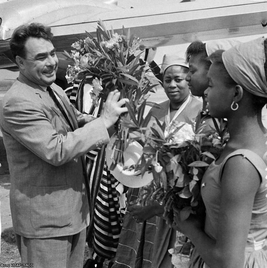Леонид Брежнев во время встречи на аэродроме Конакри в Гвинейской Республике, 1961 год 