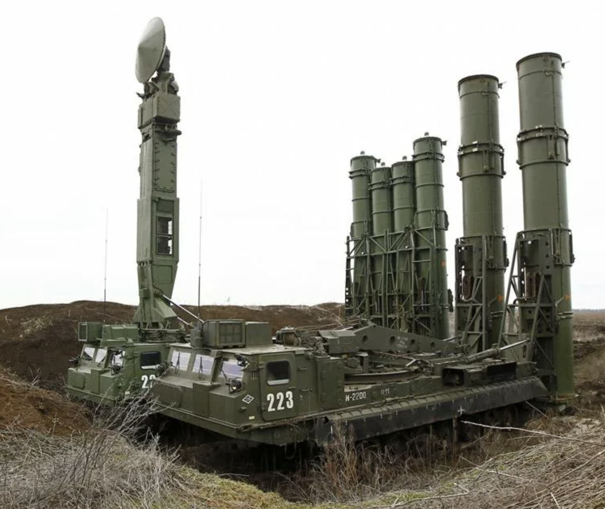 Мощная и до сих пор актуальная система ПВО С-300 оказывается зачастую бессильна против небольших коммерческих дронов