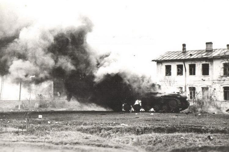 Горящий около школы НКВД имени Куйбышева танк КВ-1 из 124-й танковой бригады