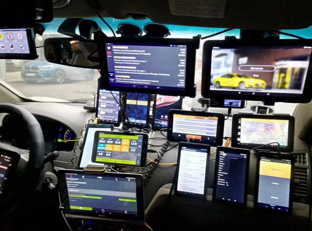 Наличие гаджета на лобовом стекле будет считаться нарушением, если это «ограничивает обзорность с места водителя». 
Эксперты отмечают, что прямого запрета на их установку нет, нужно знать, как правильно это сделать
В тексте постановления правительства России, которое начинает действовать 1 сентября, сообщается, что эксплуатация автомобиля запрещается при установке «дополнительных предметов» или если «нанесены покрытия, ограничивающие обзорность с места водителя».

Под запрет НЕ попадают зеркала заднего вида, детали стеклоочистителей, наружные и нанесенные или встроенные в стекла радиоантенны, нагревательные элементы устройств размораживания и осушения ветрового стекла.

При этом другие устройства, популярные у автомобилистов - видеорегистраторы, крепления для телефона или навигатора и транспондер для проезда по платным трассам, - в перечень не входят.
А что есть на вашем лобовом стекле?